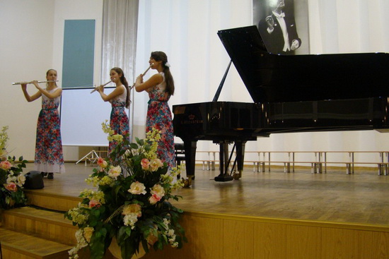 Дши мравинского санкт-петербург. Анзор темирканов. Мравинский дирижер. Школа имени мравинского спб. Школа искусств имени мравинского в санкт-петербурге.